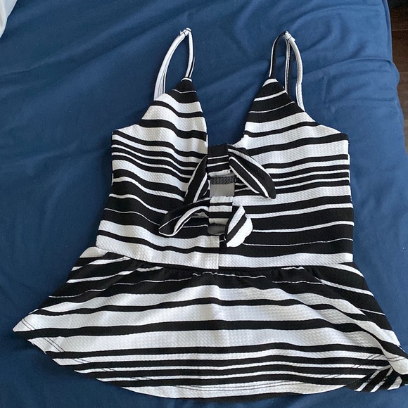 🎉2/$20 Super cute striped peplum top - Picture 2 of 5